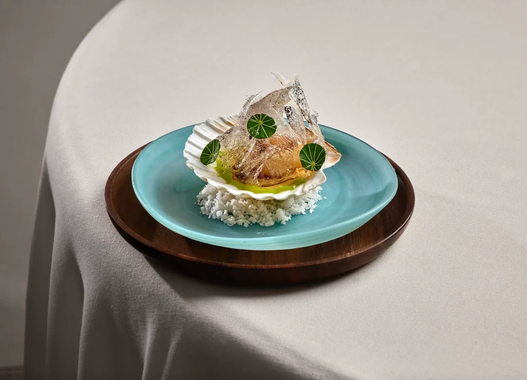 Plato de autor con presentación moderna y elementos colombianos